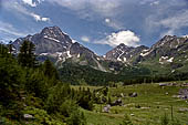 Gli alpeggi alti dell'alpe Veglia dominati dal monte Leone.